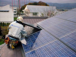 太陽光電池モジュール設置作業